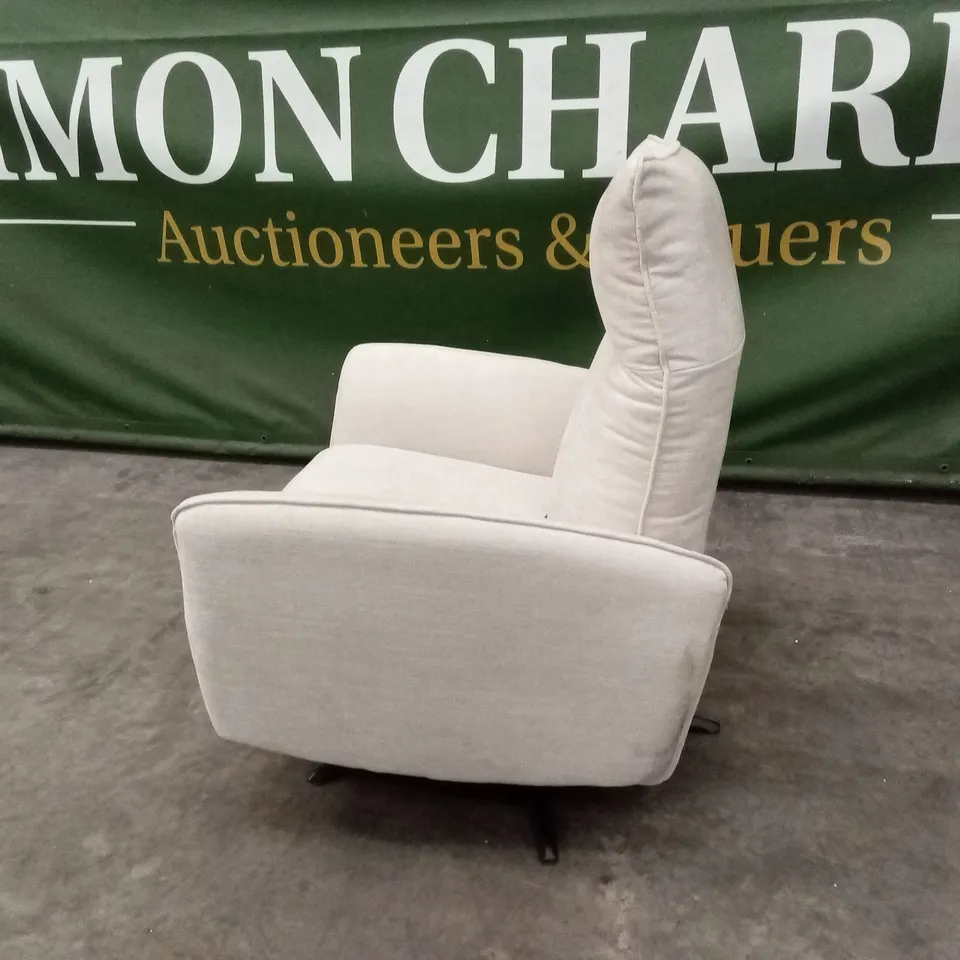 DANETTI AIDEN IVORY FABRIC MASSAGE RECLINER ACCENT CHAIR RRP £1099