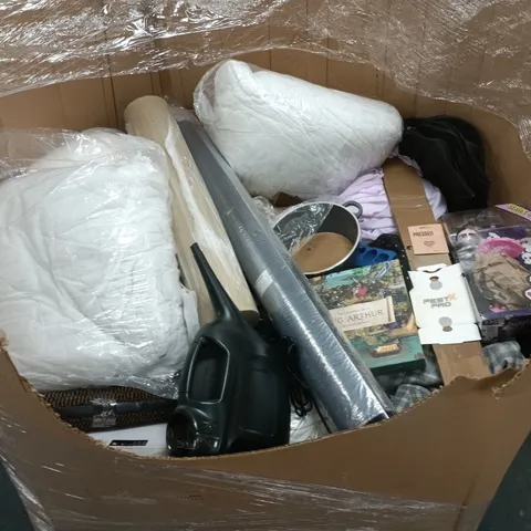 PALLET OF ASSORTED ITEMS TO INCLUDE RUG, HOME FABRICS, CLOTHING AND DIMPLEX MONT BLONC DXMCBF