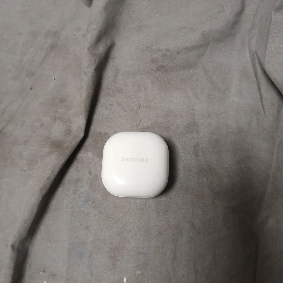 SAMSUNG WIRELESS EARBUDS WITH WHITE CHARGING CASE – AKG SOUND