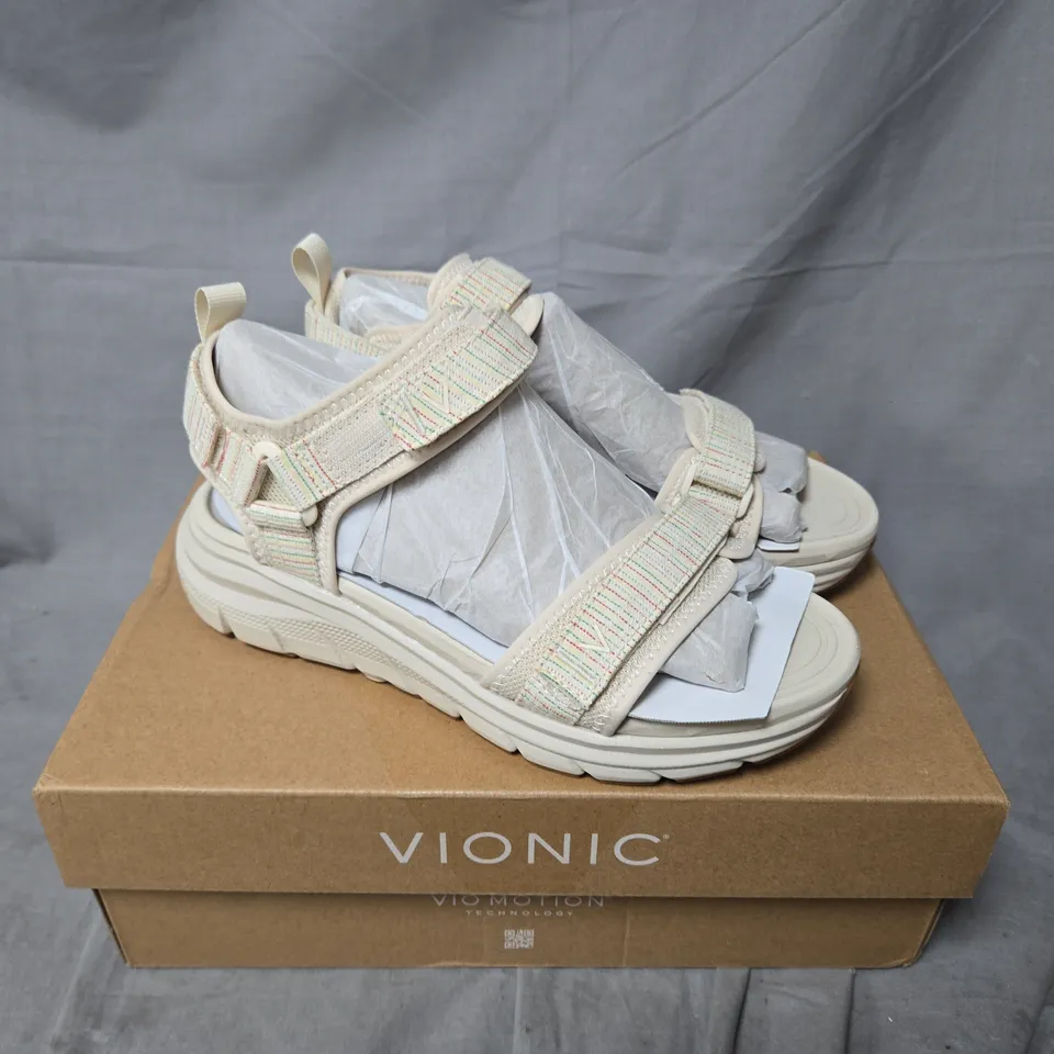 BOXED VIONIC WALK MAX SANDALS IN CREAM - SIZE 4.5