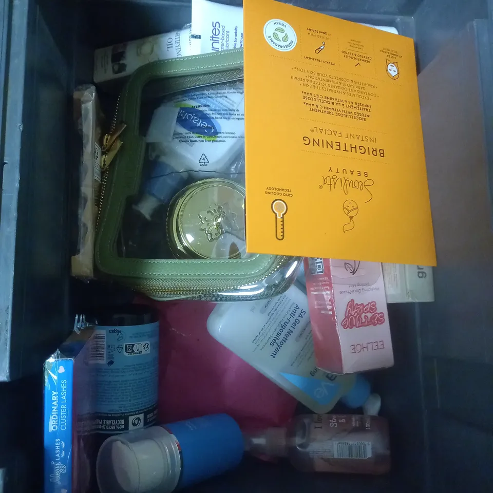 APPROXIMATELY 20 ASSORTED COSMETIC PRODUCTS TO INCLUDE - JOHNSON'S BABY POWDER - THE BODY SHOP BODY YOGURT - TROPIC CLEANSER - ETC