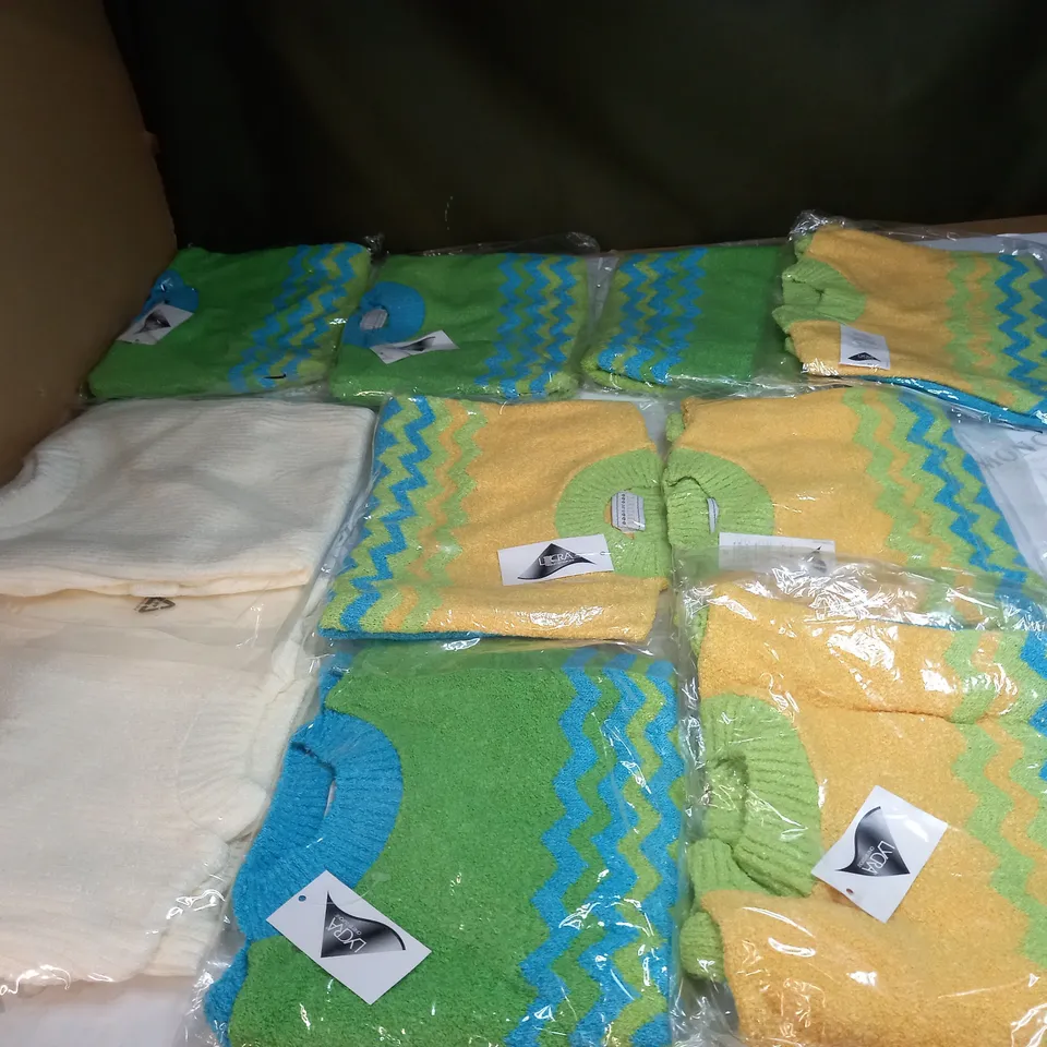 LOT OF APPROX 10 ASSORTED CLOTHING ITEMS IN VARIOUS SIZES