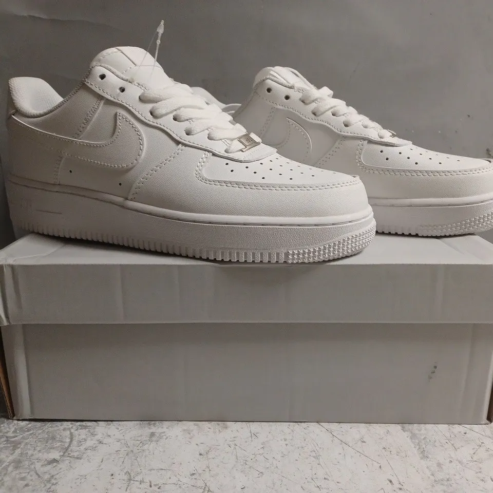 BOXED PAIR OF NIKE AIR FORCE 1 '07 SHOES IN WHITE SIZE UK 7