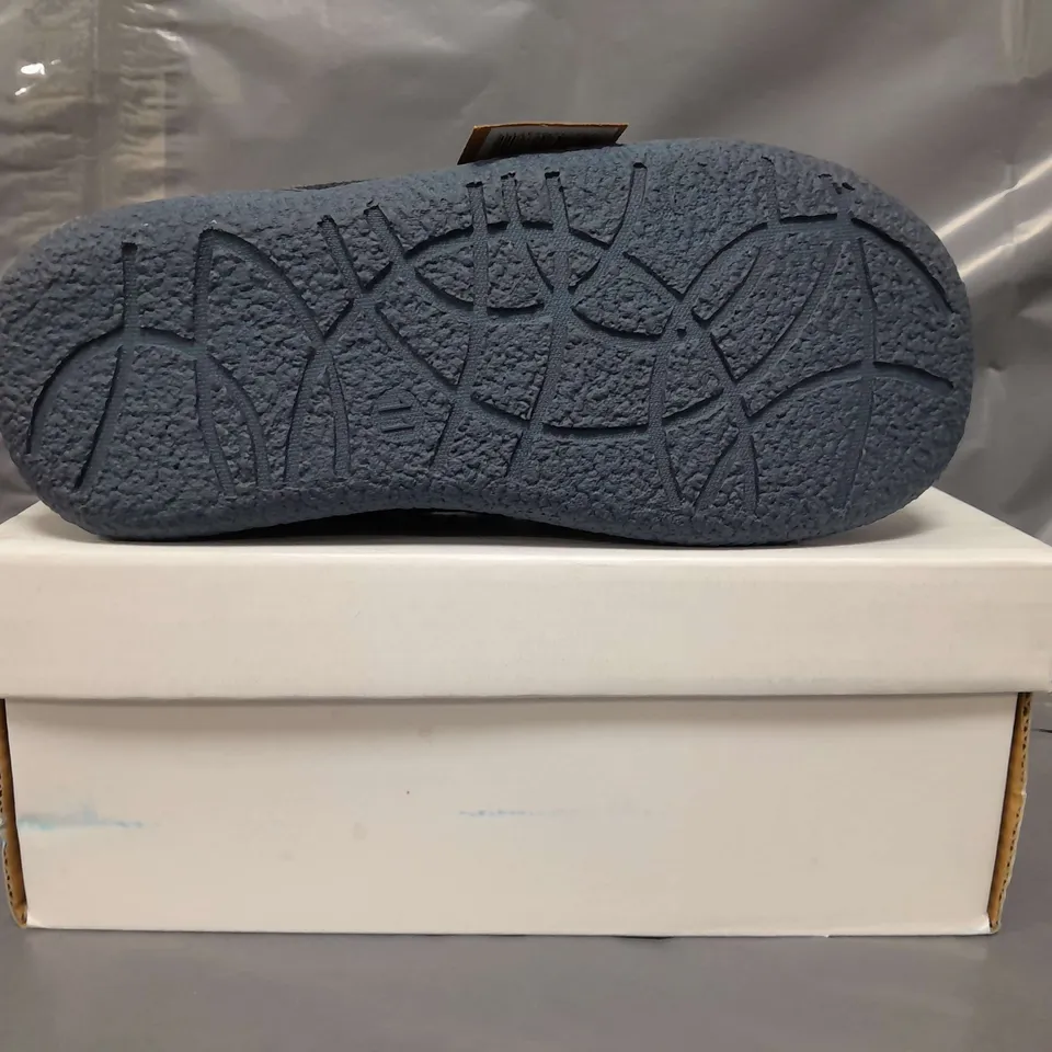 BOXED PAIR OF JO & JOE MINI KIDS SLIPPERS IN NAVY SIZE 11