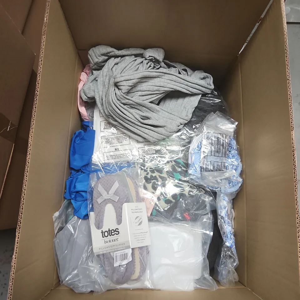BOX OF APPROXIMATELY 20 ASSORTED CLOTHING ITEMS TO INCLUDE: STRADIVARUIS PANTS