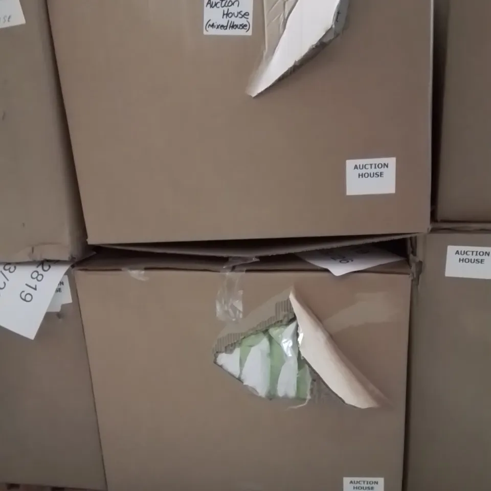 PALLET CONTAINING A LARGE QUANTITY OF BEDDING PRODUCTS TO INCLUDE:DUVETS,PILLOWS,ETC