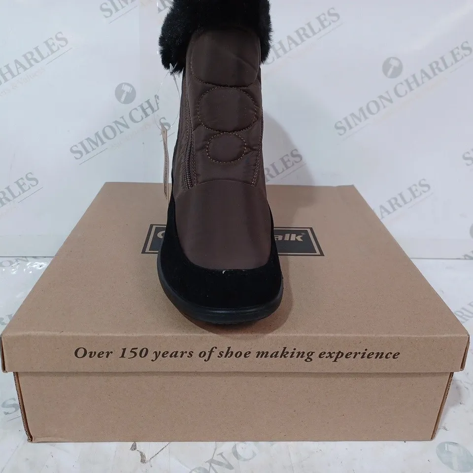 BOXED PAIR OF CUSHION-WALK FAUX FUR LINED ANKLE BOOTS IN BROWN SIZE 7