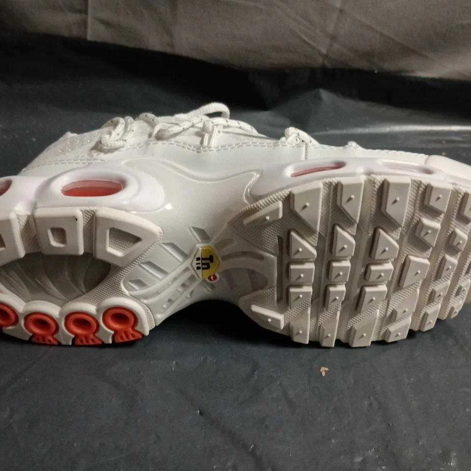 NIKE WHITE RUNNING SHOES – UK SIZE 6