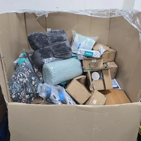 PALLET OF ASSORTED ITEMS TOO INCLUDE BEDDING , WATER BOTTLES , PILLOWS , ETC 