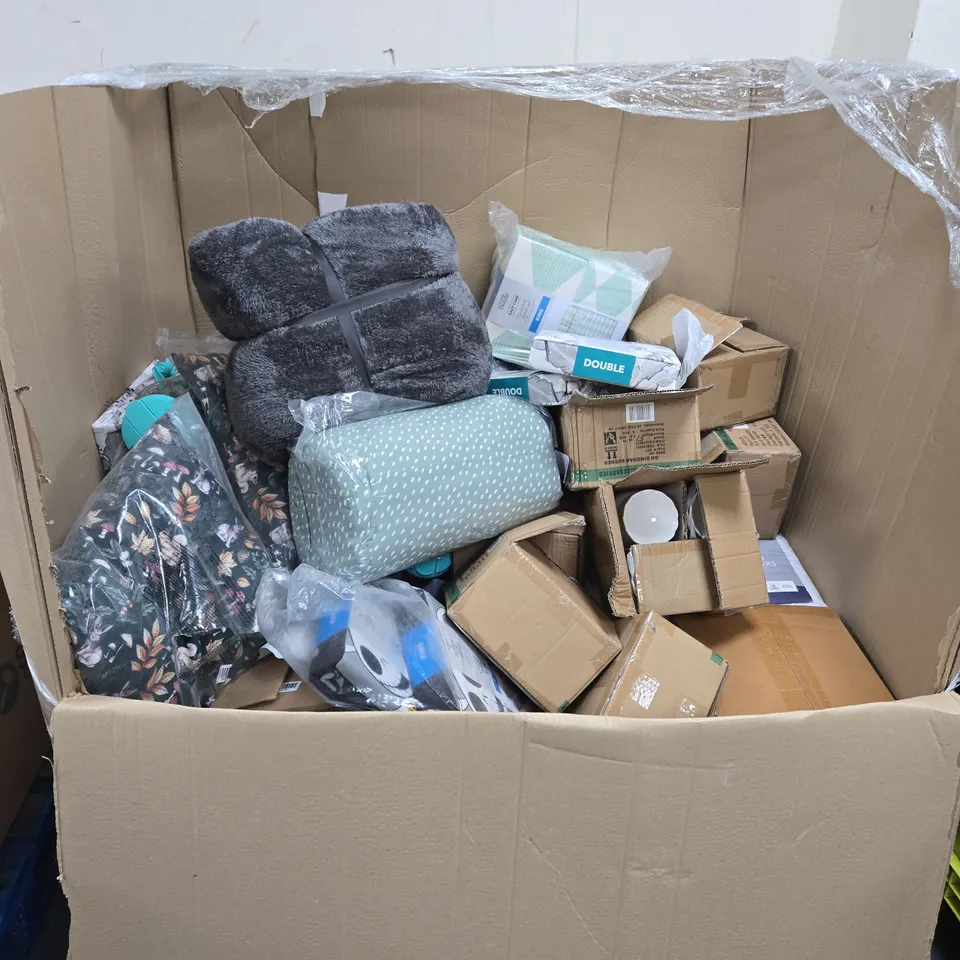 PALLET OF ASSORTED ITEMS TOO INCLUDE BEDDING , WATER BOTTLES , PILLOWS , ETC 