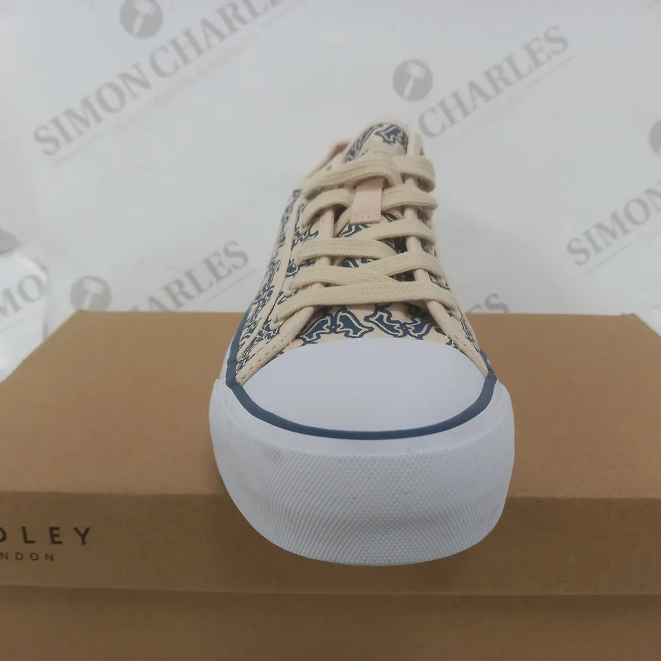 BOXED PAIR OF RADLEY LONDON CANVAS TRAINERS IN CREAM/NAVY UK SIZE 7