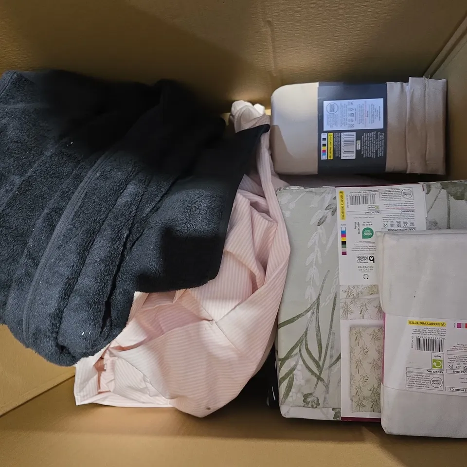 BOX OF APPROXIMATELY 8 ASSORTED BEDDING AND SOFT FURNISHING ITEMS TO INCLUDE - BEDDING SET,  THROW PILLOW, AND PILLOWCASES ETC. 