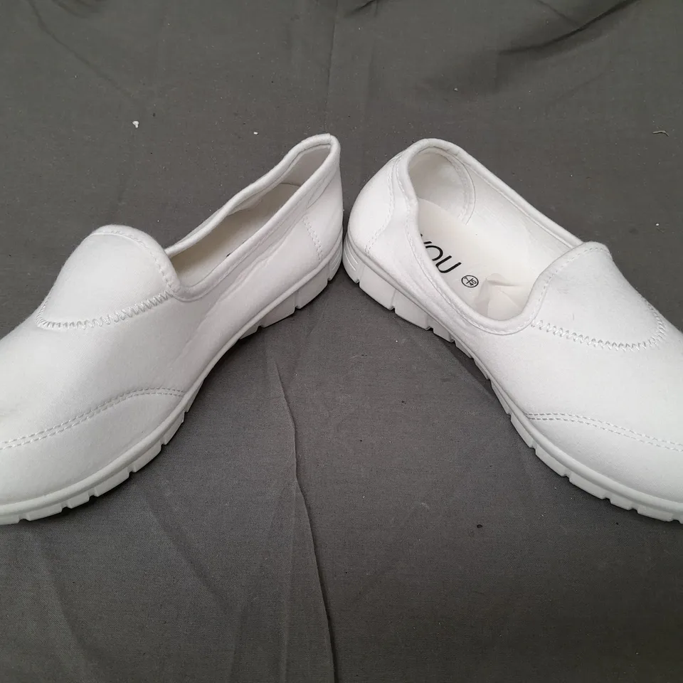 BOX OF APPROXIMATELY 10 PAIRS OF BE YOU SLIP-ON SHOES IN WHITE - SIZE 7