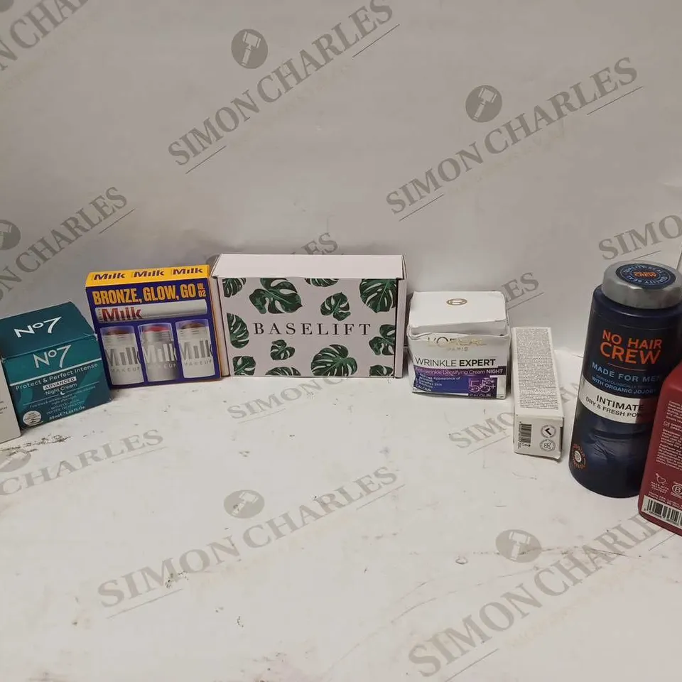 LOT OF APPROXIMATELY 36 COSMETICS ITEMS TO INCLUDE LOREAL ELVIVE BOND REPAIR RECUSE PRE-SHAMPOO, LOREAL PARIS WRINKLE EXPERT CREAM, N.07 ADVANCED NIGHTCREAM, ETC