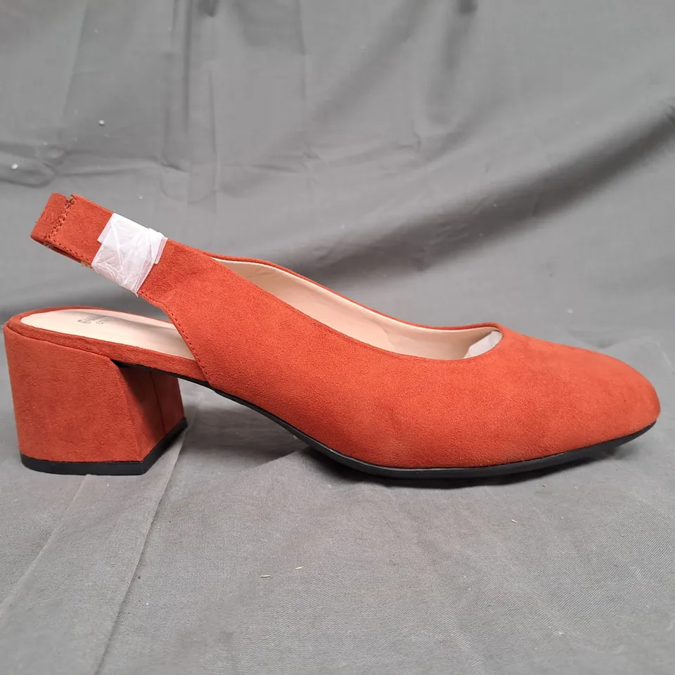 BOX OF APPROXIMATLY 5 SHOES VARIOUS SIZES AND DESIGNS