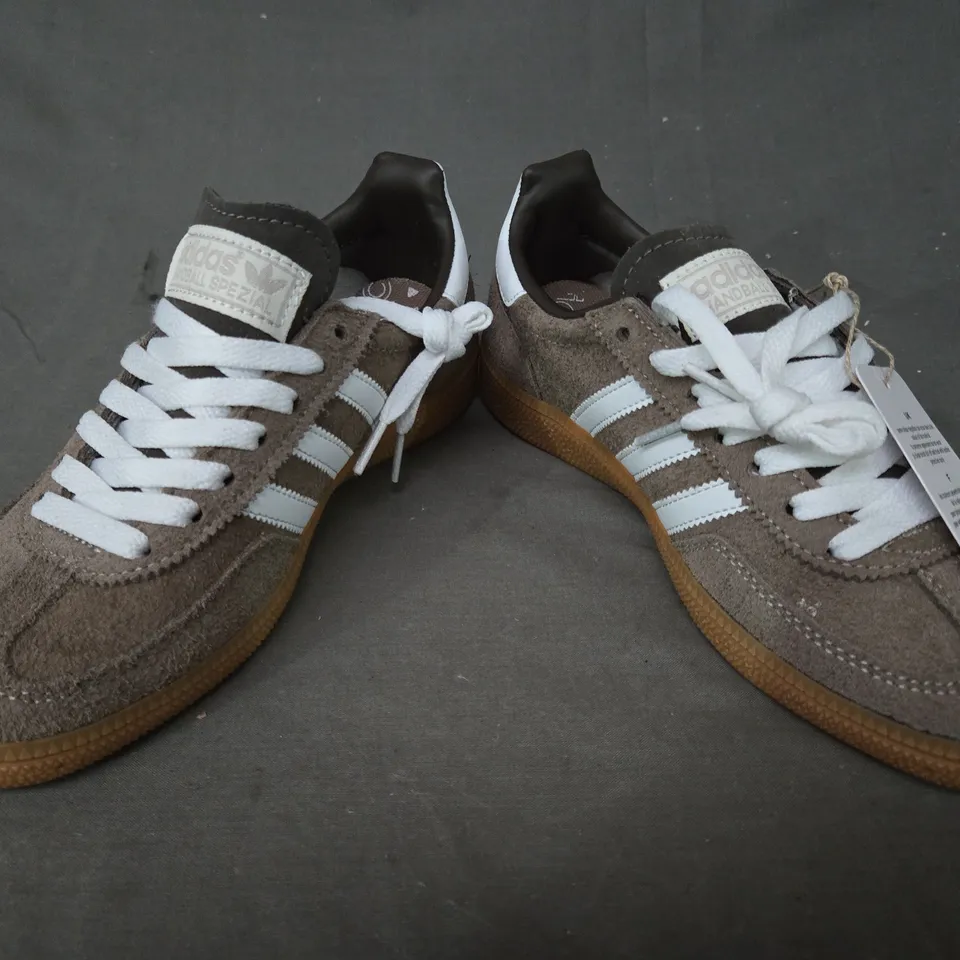 BOXED PAIR OF ADIDAS HANDBALL SPEZIAL SHOES IN TAUPE/WHITE UK SIZE 4.5