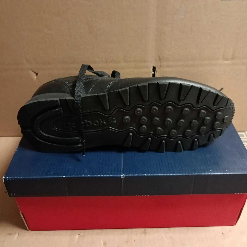 BOXED PAIR OF REEBOK CLASSIC LEATHER UNISEX TRAINERS - BLACK, UK 8.5