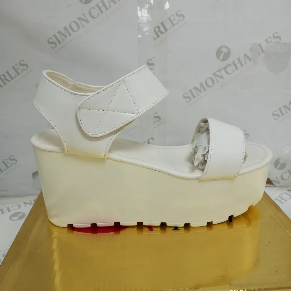 BOX OF APPROXIMATELY 10 ASSORTED PAIRS OF SHOES TO INCLUDE SPIKE BLACK SHOES, WHITE PLATFORM SANDALS, GOLD HIGH HEELS ETC