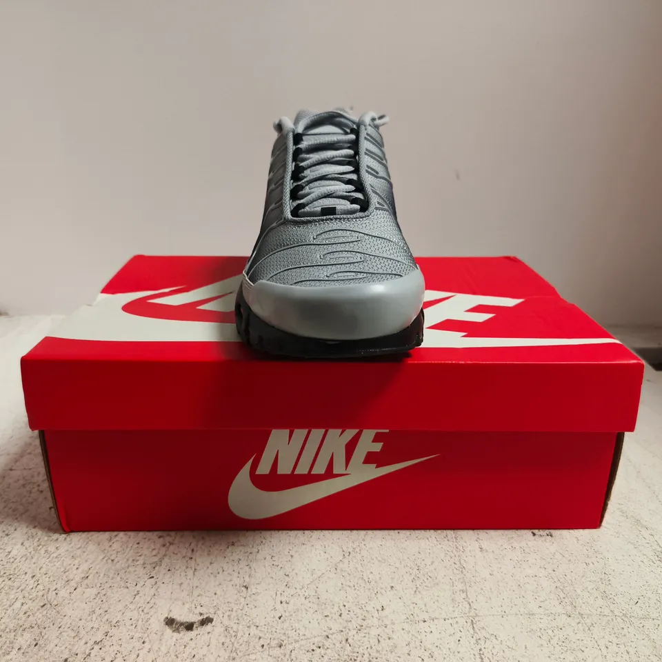 BOXED PAIR OF NIKE AIR MAX PLUS TRAINERS IN GREY/BLACK/RED SIZE UK 10.5