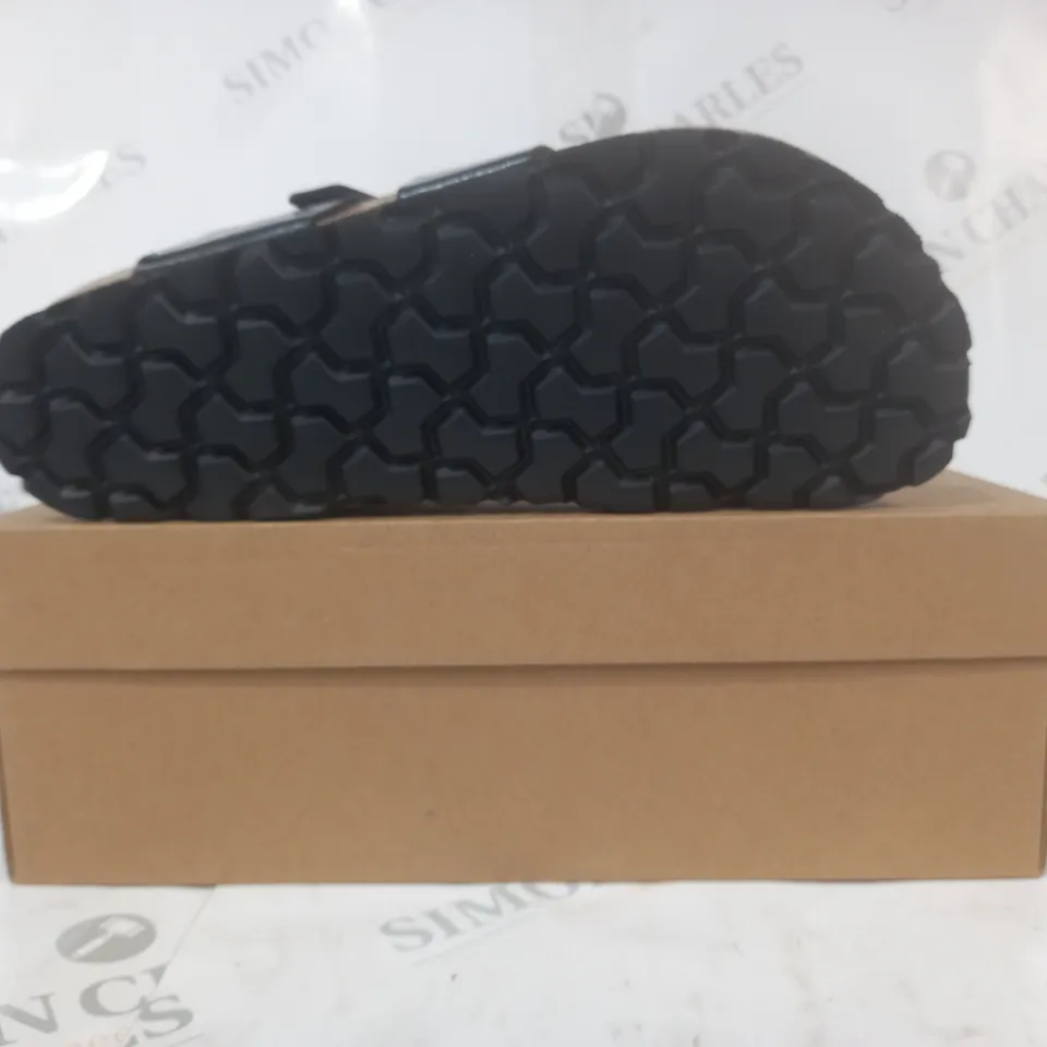 BOXED PAIR OF BONOVA SANDALS IN BLACK SIZE 6