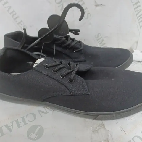 BOX OF APPROXIMATELY 6 LOW BLACK PUMP SHOES