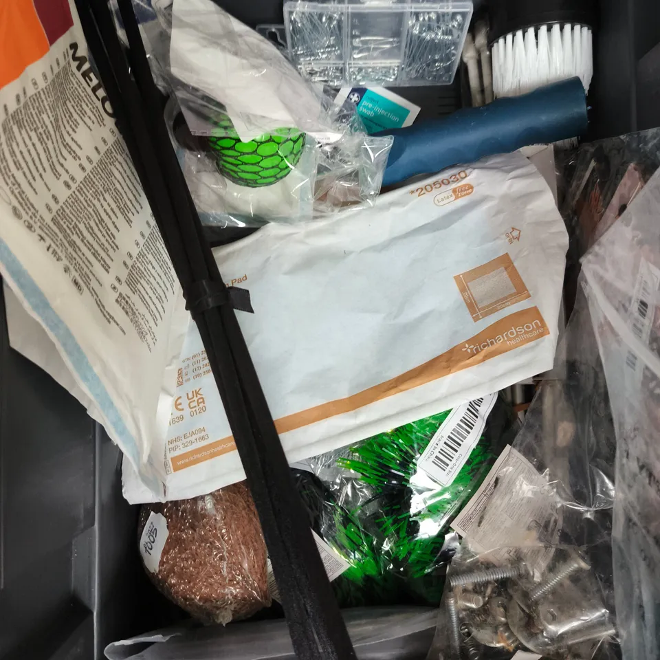 APPROXIMATELY 15 ASSORTED HOUSEHOLD PRODUCTS TO INCLUDE CHRISTMAS DECOR, CAN OPENER, DRINKS BOTTLE ETC 