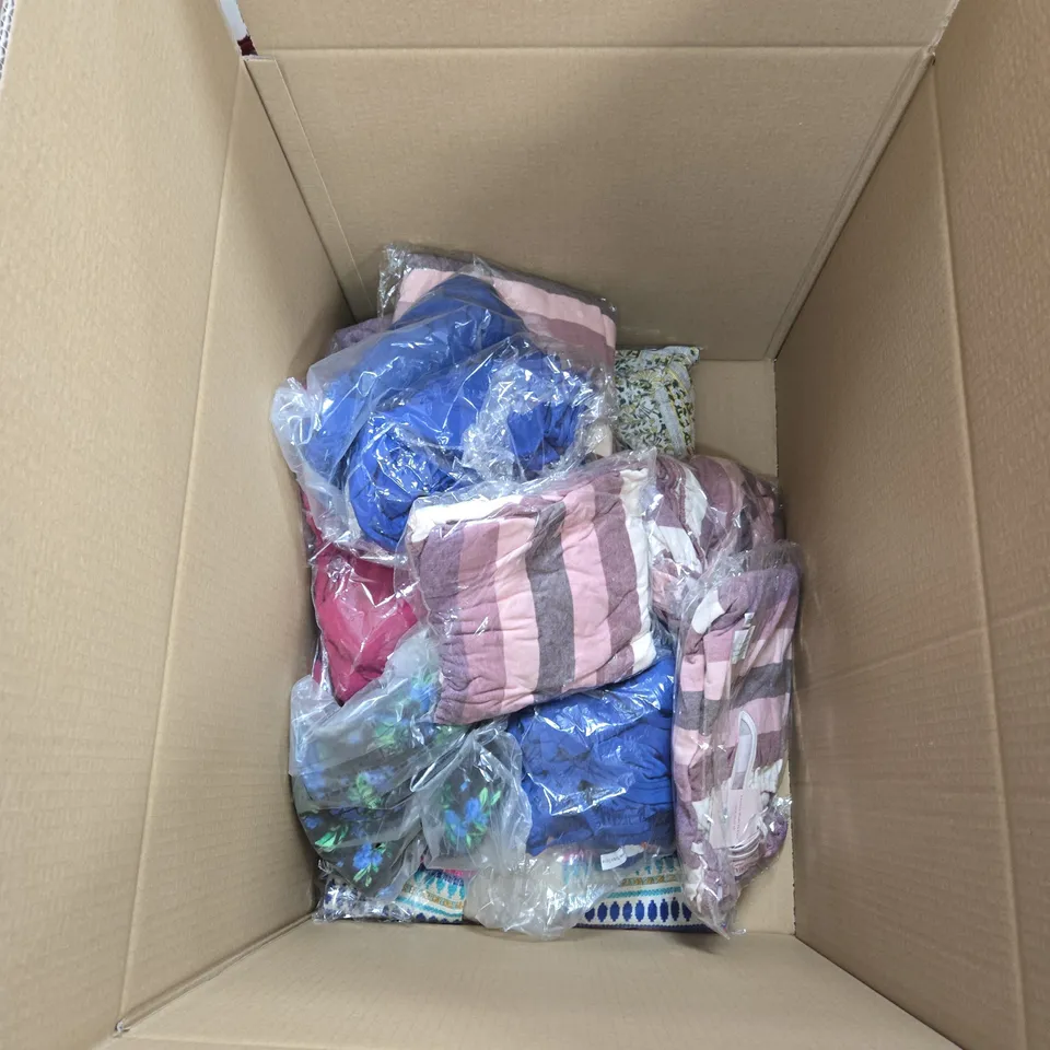ASSORTED WOMEN'S CLOTHING – 3 PACKAGED GARMENTS WOMEN'S CLOTHING BUNDLE – APROX 20 ITEMS TO INCLUDE CLOTHING ITEMS JUMPERS , TOPS AND DRESSES