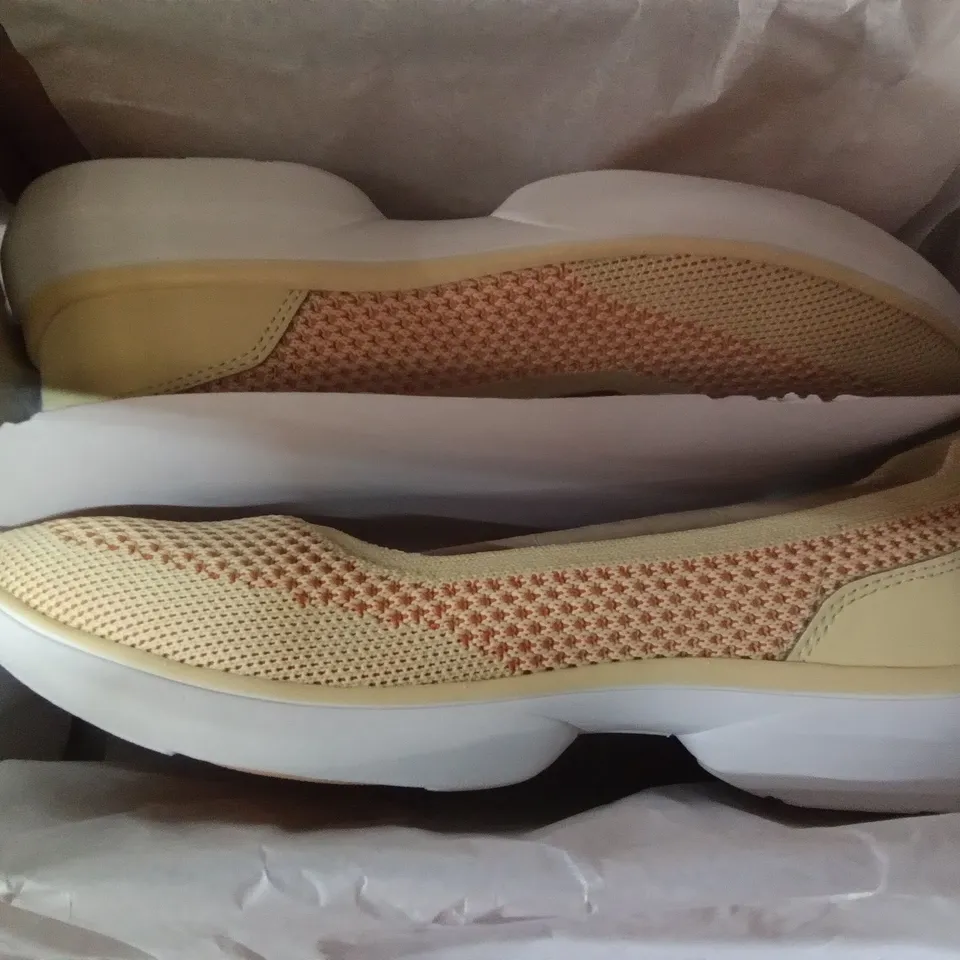 BOX CONTAINING 5 PAIRS OF VIONIC KALLIE BALRNA SUN SIZE 6