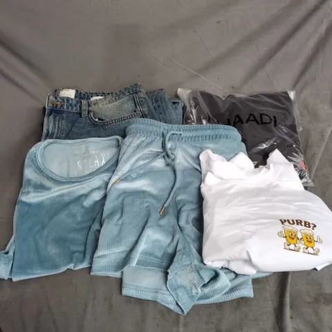 BOX OF APPROXIMATELY 20 ASSORTED CLOTHING ITEMS TO INCLUDE JEANS, PYJAMAS, TSHIRT, ETC