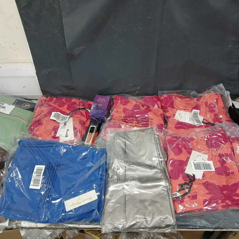 BOX OF APPROXIMATELY 15 ASSORTED CLOTHING ITEMS IN VARIOUS STYLES, COLOURS AND SIZES 