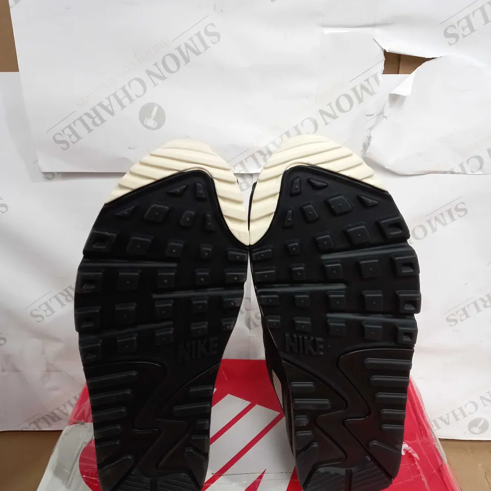 BOXED PAIR OF NIKE AIR MAX 90 TRAINERS SIZE 11