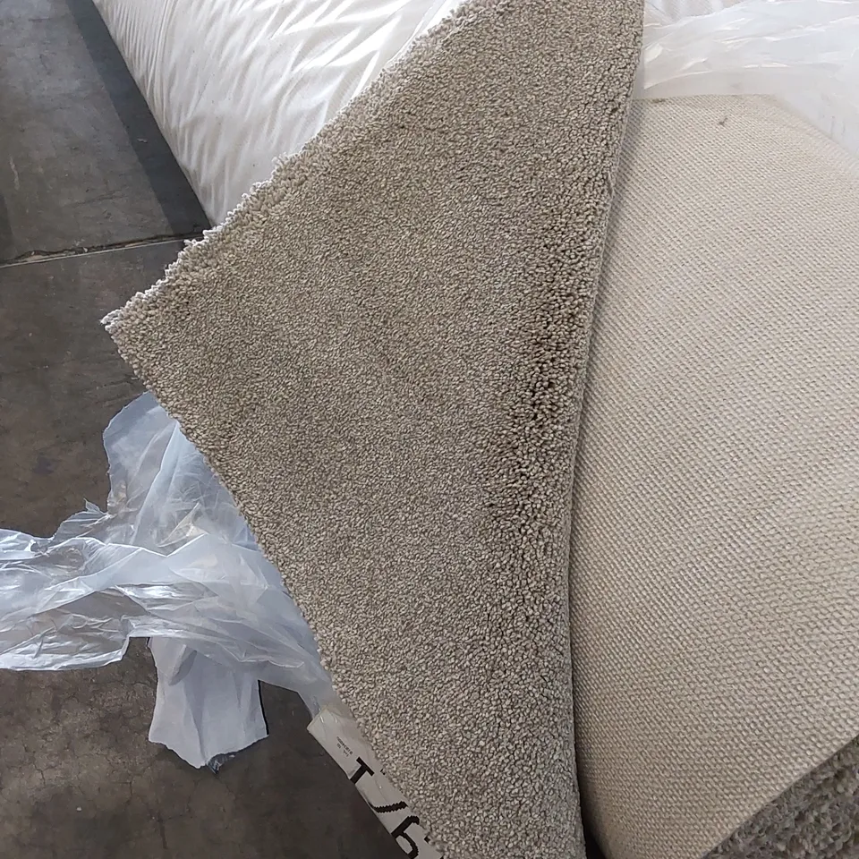 ROLL OF QUALITY EC HEARTLAND ULTRA BROADHEATH CARPET // APPROX SIZE: 5 X 8.9m