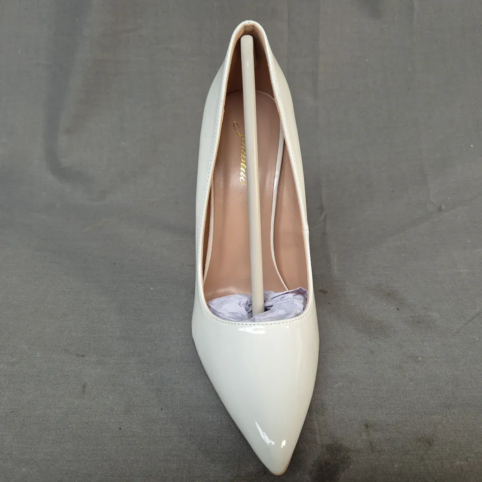 BOXED PAIR OF ZHABTUC POINTED TOE HIGH HEEL SHOES IN WHITE UK SIZE 5