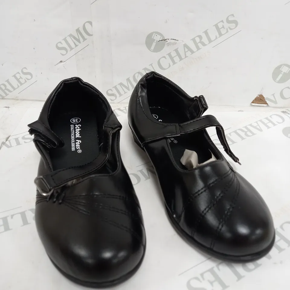 BOX OF APPROXIMATELY 10 PAIRS OF JUNIOR SCHOOL SHOES 