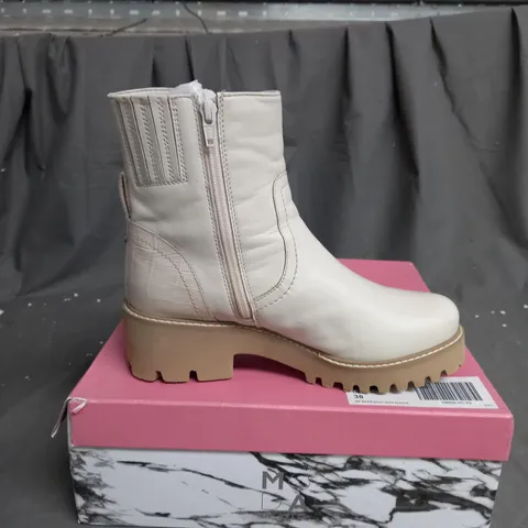 BOXED PAIR OF MODA IN PELLE ZIPSTER LEATHER BOOTS IN OFF WHITE SIZE 5