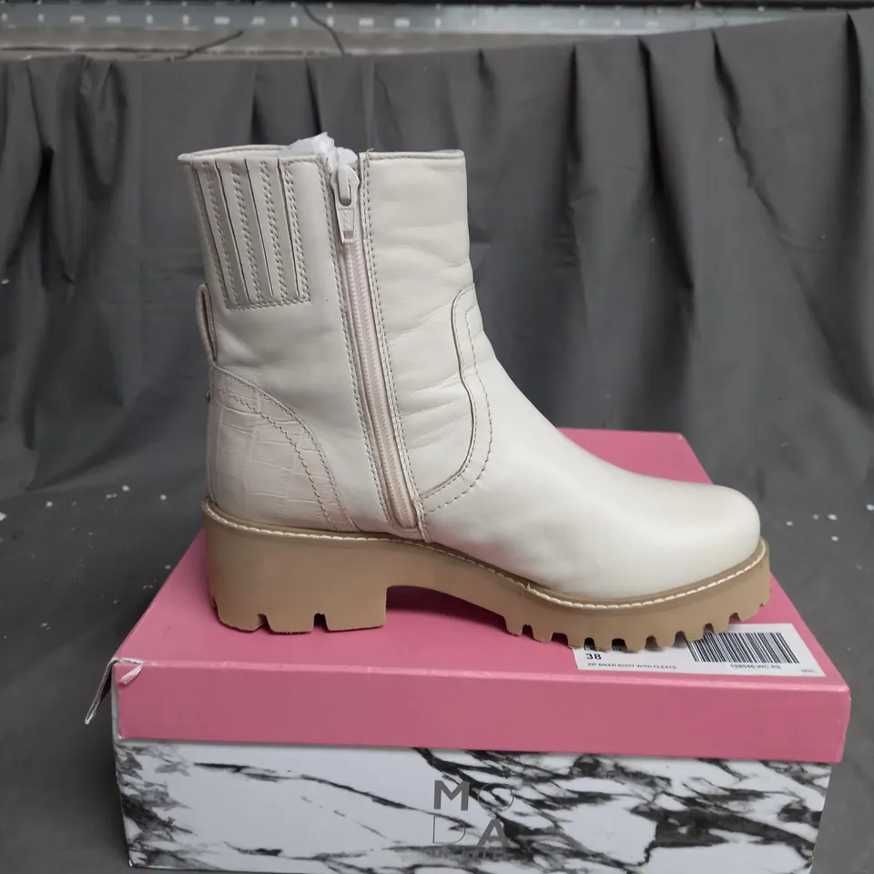 BOXED PAIR OF MODA IN PELLE ZIPSTER LEATHER BOOTS IN OFF WHITE SIZE 5