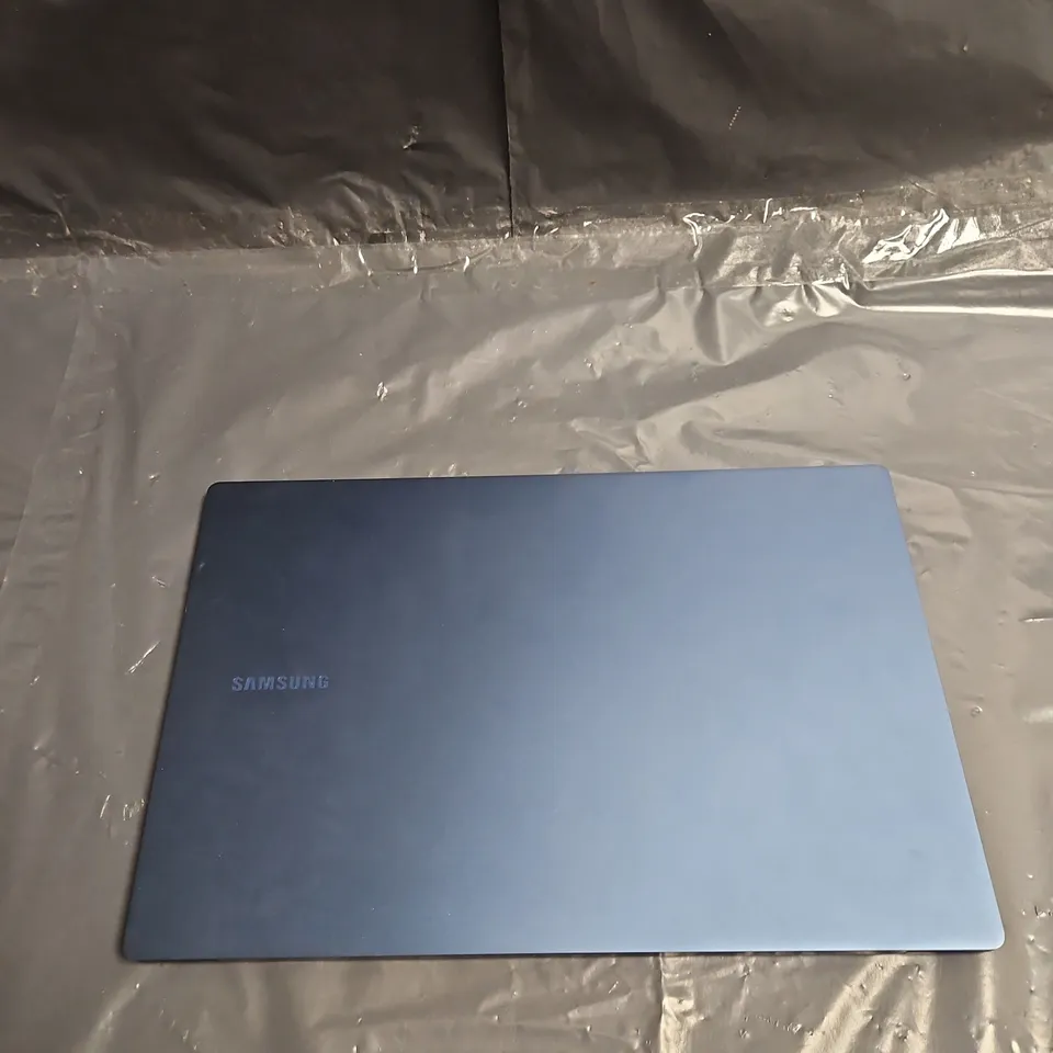 SAMSUNG LAPTOP – BLUE CHASSIS - MODEL NO NP935XDB
