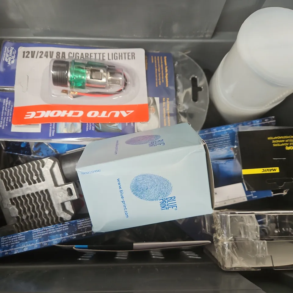 APPROXIMATELY 10 ASSORTED VEHICLE PARTS & ACCESSORIES TO INCLUDE BLUEPRINT OIL FILTER, BOSCH REAR WIPERS, AUTO CHOICE CIGARETTE LIGHTER, ETC, ETC