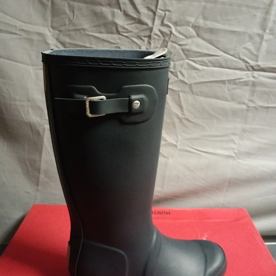 BOXED PAIR OF HUNTER WELLINGTON BOOTS – UK SIZE J3