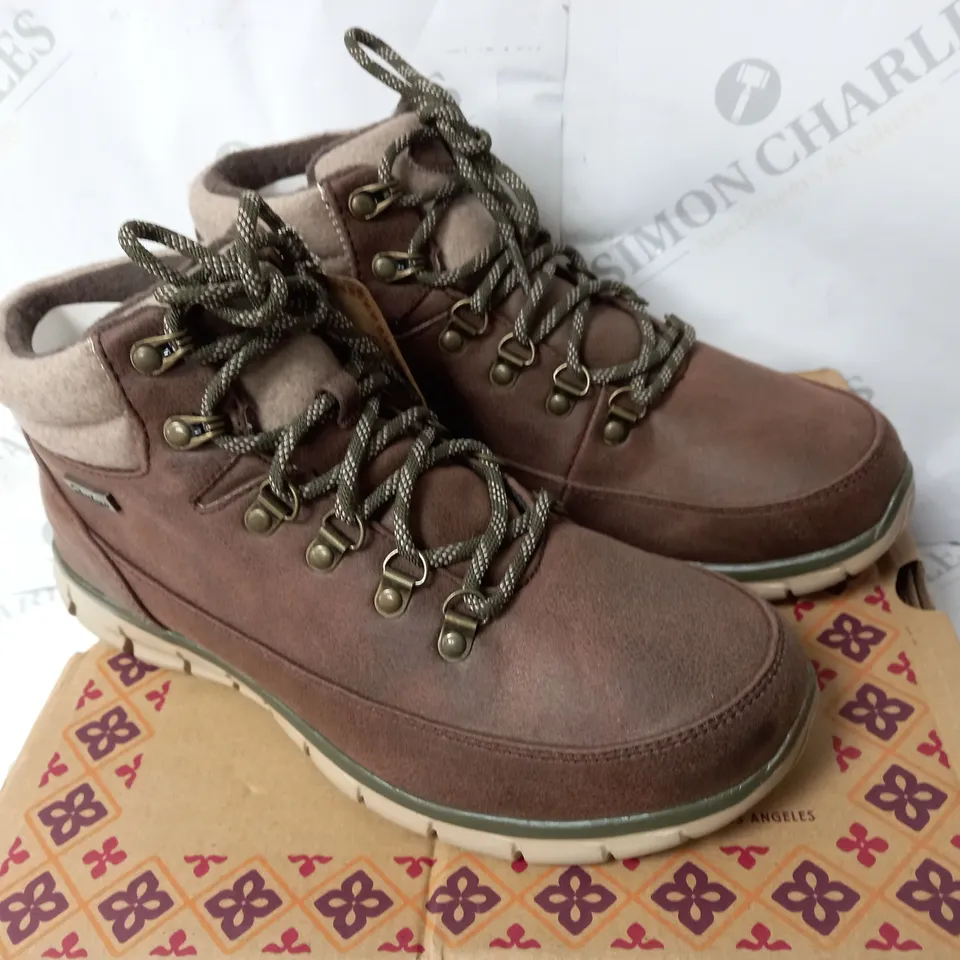 BOXED SKECHERS SYNERGY WARM TECH BOOTS, BROWN - SIZE 6.5