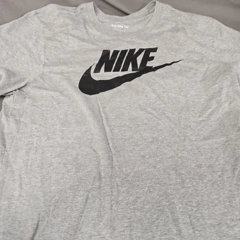 NIKE T-SHIRT – THE NIKE TEE, GREY COTTON, SIZE LARGE