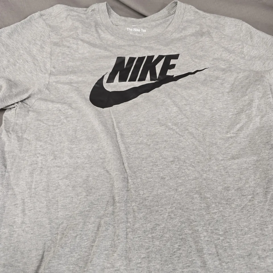 NIKE T-SHIRT – THE NIKE TEE, GREY COTTON, SIZE LARGE