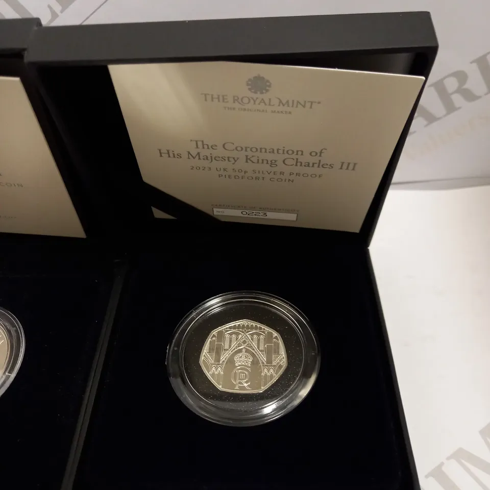 SET OF 3 COMMEMORATIVE COINS, DESIGNS VARY 