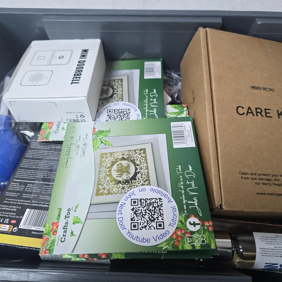 APPROXIMATELY 15 ASSORTED HOUSEHOLD ITEMS TO INCLUDE MERRY PEOPLE CARE KIT, SKETCHING PENCILS, GOLFBALL, ETC