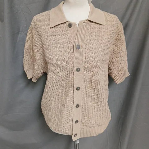 MNG TEXTURED SHORT SLEEVE BUTTON UP SHIRT IN KHAKI SIZE L