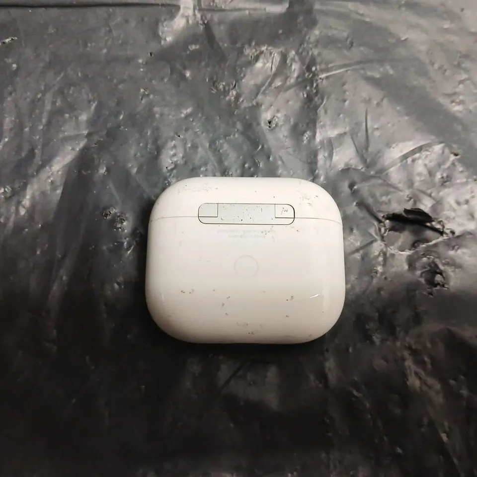 APPLE AIRPOD WIRELESS EARBUDS WITH CHARGING CASE 