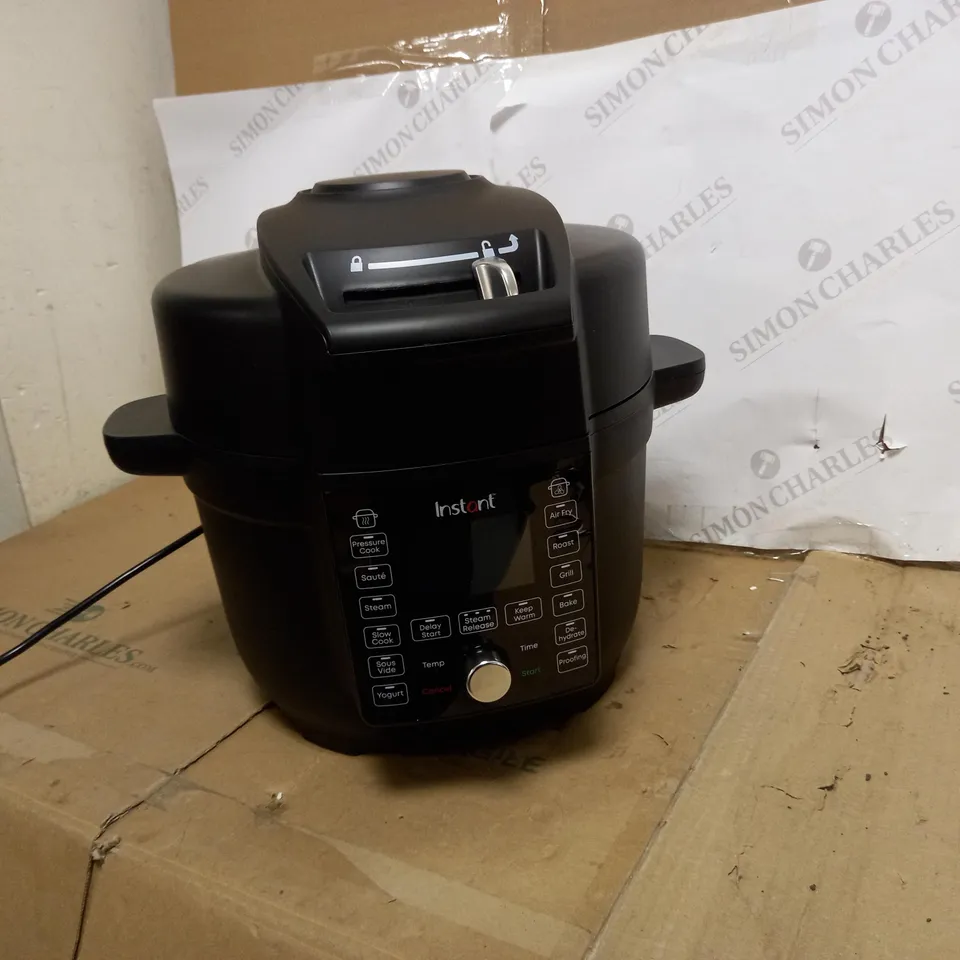 INSTANT POT DUO CRISP WITH ULTIMATE LID MULTI-COOKER AND AIR FRYER 