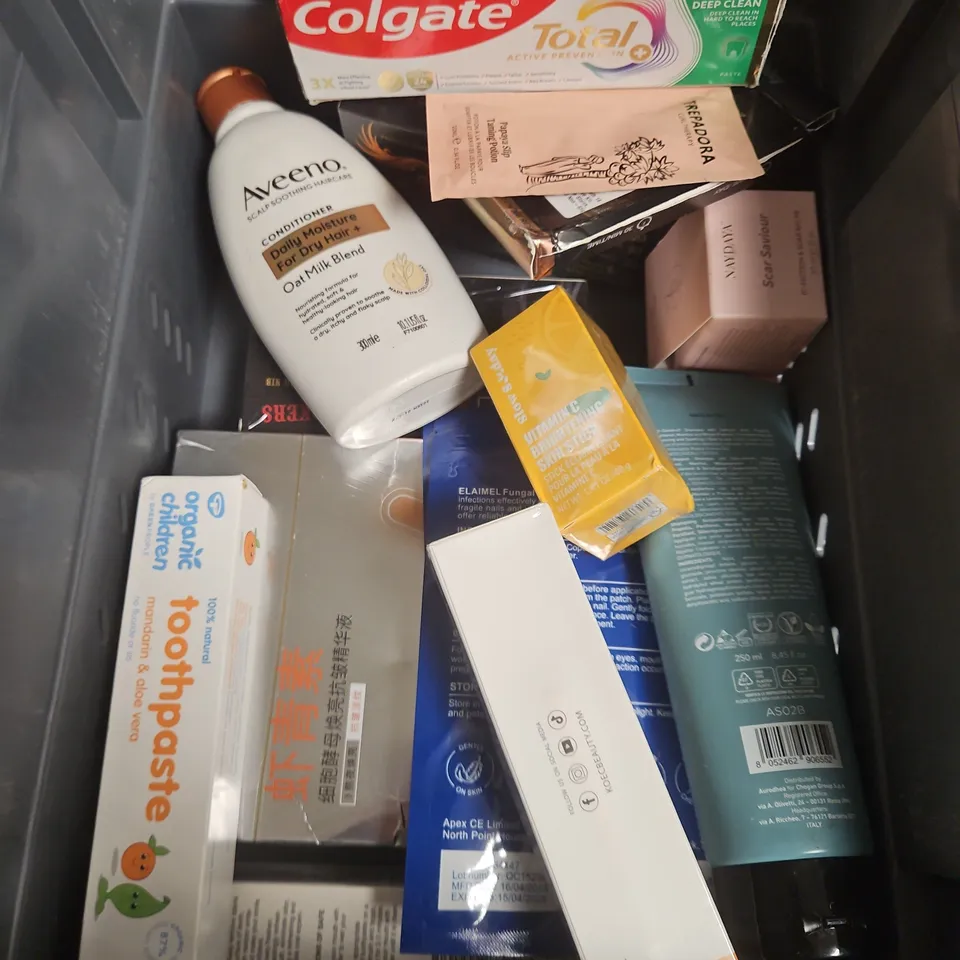 APPROXIMATEY 20 ASSORTED HEALTH AND BEAUTY PRODUCTS TO INCLUDE - DR SQUATCH SOAP - L'OREAL ELVIVE RESTORING SHAMPOO - GARNIER SKIN ACTIVE MICELLAR CLEANSING WATER - ETC