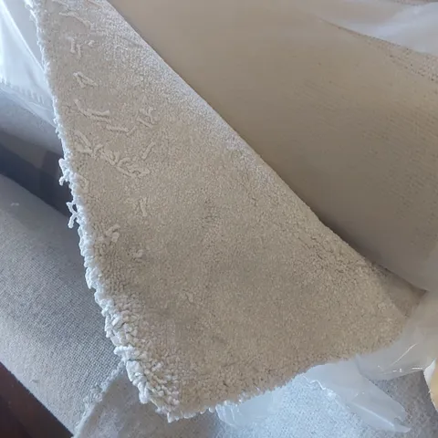 ROLL OF QUALITY ULTIMATE IMPRESSIONS SILKEN CARPET - APPROXIMATELY 2.1 x 4m