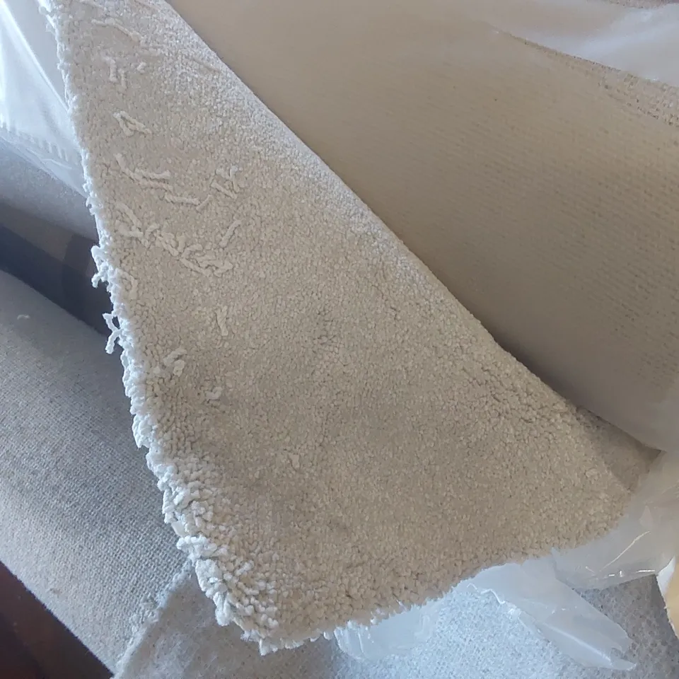 ROLL OF QUALITY ULTIMATE IMPRESSIONS SILKEN CARPET - APPROXIMATELY 2.1 x 4m